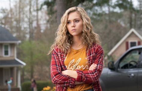 Stargirl: Who Is Brec Bassinger, the Actor Who Plays。